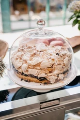 Torten im Schaufenster vom Künstlercafé Husum