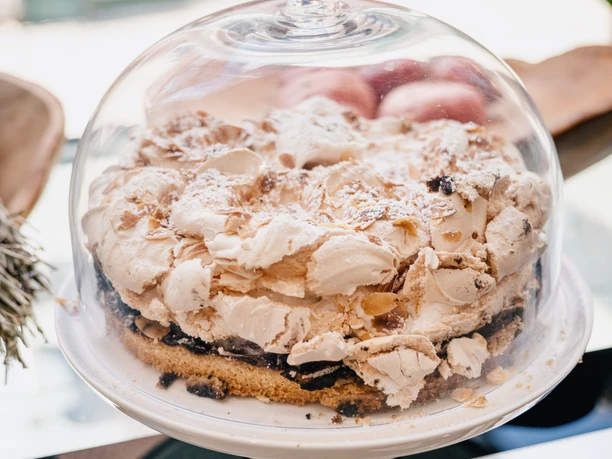 Torten im Schaufenster vom Künstlercafé Husum