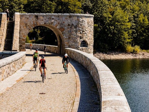 Tour entlang Talsperre