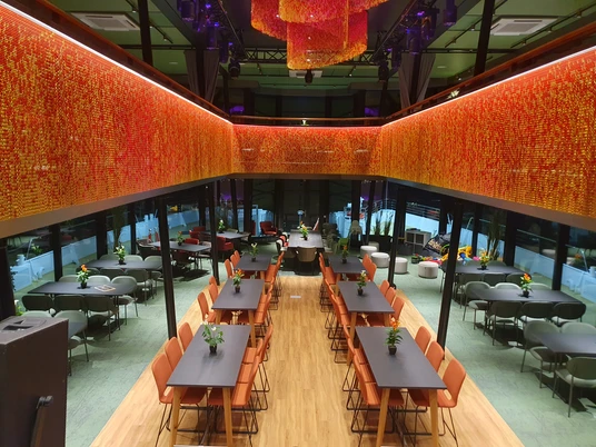 EMS Hennesee Innen Moderne Innenausstattung eines Schiffsrestaurants mit langen Tischen, bequemen Sitzen und stimmungsvollem Licht.