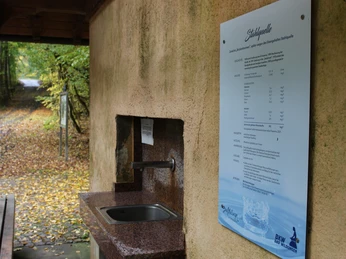 Stahlquelle und Informationsschild