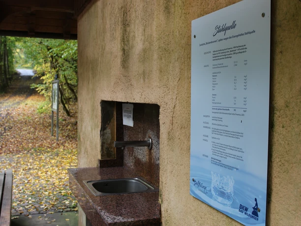 Stahlquelle und Informationsschild
