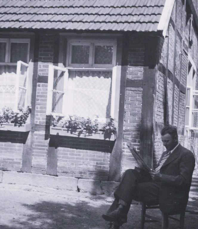 Heinrich Eckstein bei der Zeitungslektüre auf dem Bauernhof seiner Schwiegereltern in Altenlingen (um 1955).jpg