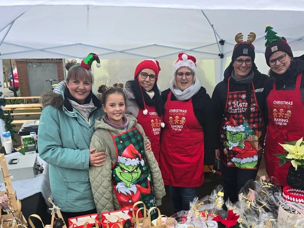 Weihnachtsmarkt Elstertrebnitz - Weihnachten in der Region Leipzig Freundliche Marktanbieter in weihnachtlicher Tracht präsentieren handgefertigte Produkte.