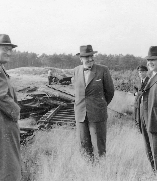 Heinrich Eckstein (rechts) beim einem Besuch des Baugeländes der Erdölraffinerie im Sommer 1950 (2).jpg