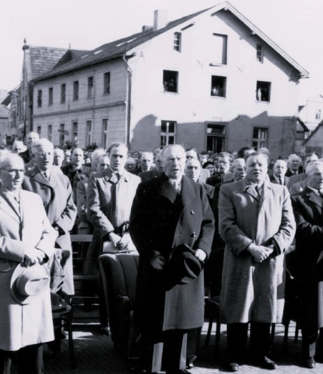 Heinrich Eckstein neben Bundeskanzler Adenauer bei einer Wahlkampfkundgebung in Lingen am 15.4.1955.jpg