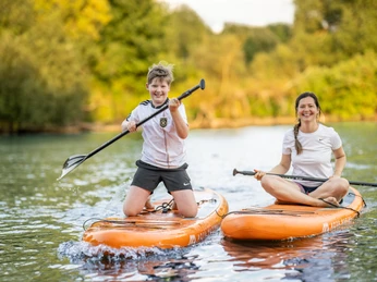 Campsite Kassel SUP Camper vom Campingplatz in Kassel sind auf der Fulda mit den ausgeliehenen SUPs unterwegs.Campers from the campsite in Kassel are out on the Fulda with the rented SUPs.