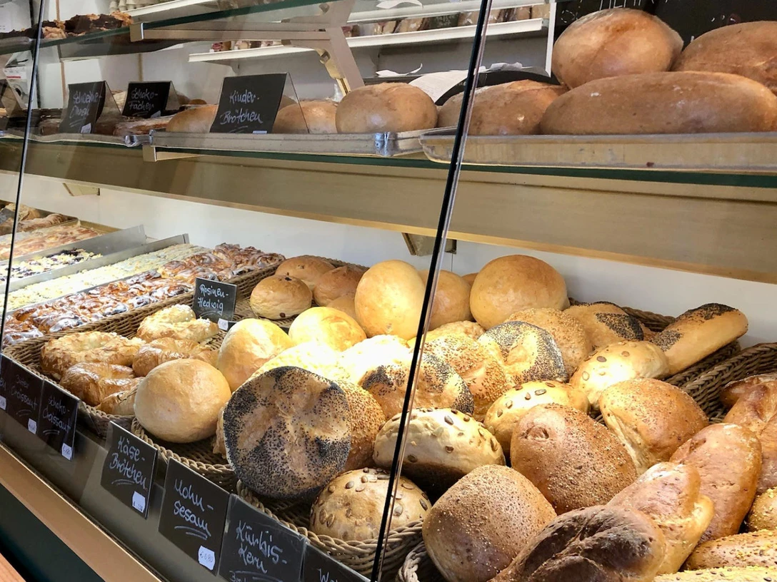 baeckerei-konditorei-bergmann-bispingen.jpg Verkaufstheke Bergmann in Bispingen mit frischen Broten, Brötchen und Kuchen in einer traditionellen Bäckerei.