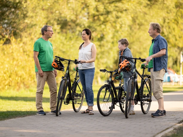 Some campers set off with their bikes from the Kassel campsite for a bike tour