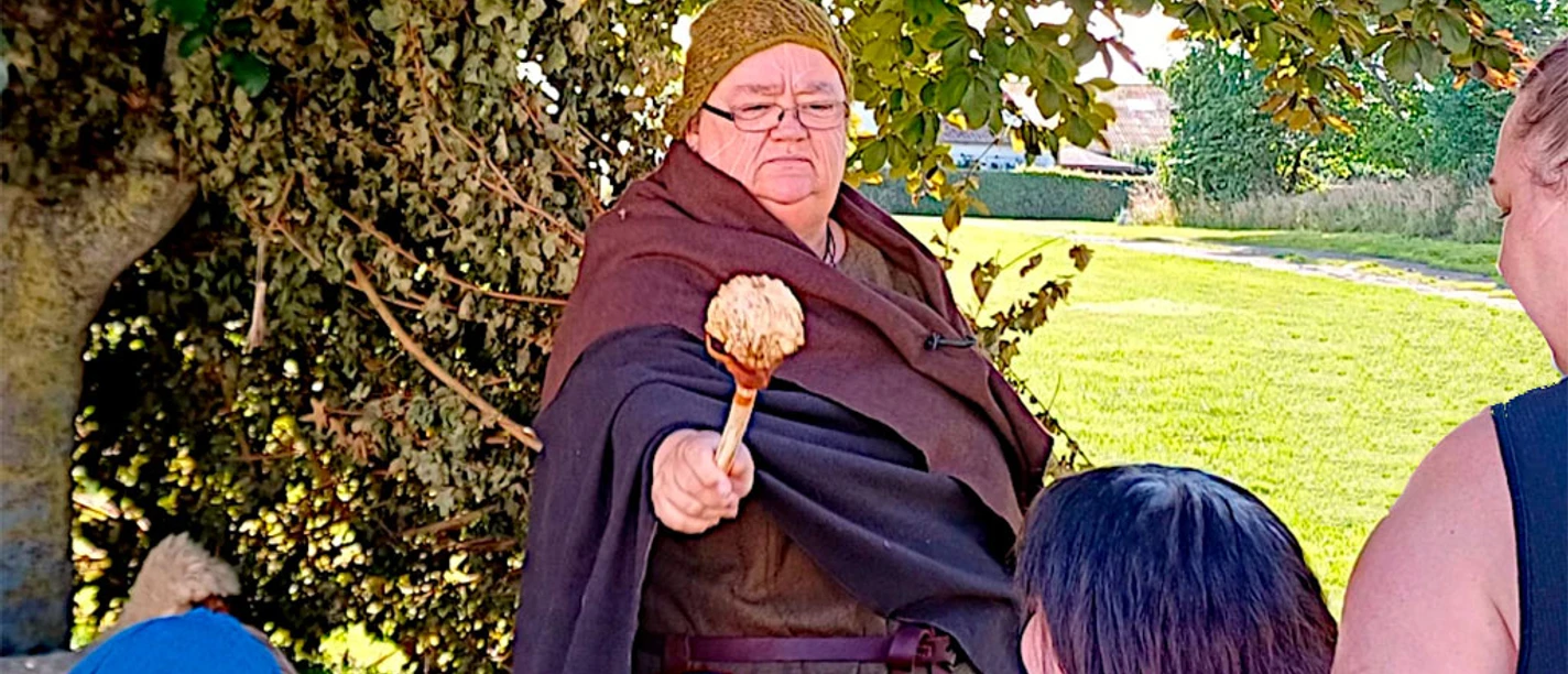 Vølven-ved-Hjortspringbådens-Laug