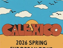 Plakat für die Calexico Europa-Frühjahrstournee 2026 mit Sonne und Wolken im Hintergrund.