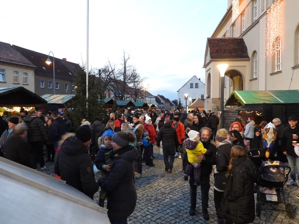 Weihnachtsmarkt Dommitzsch - Weihnachten in der Region Leipzig Eine lebhafte Menschenmenge besucht einen Weihnachtsmarkt in Dommitzsch.