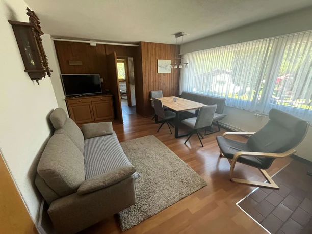 Wohnzimmer mit Sofa und Esstisch