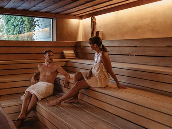 Sauna in the Kurhessen Therme In der Sauna von der Kurhessen Therme saunieren zwei Personen.Two people take a sauna in the Kurhessen Therme sauna.