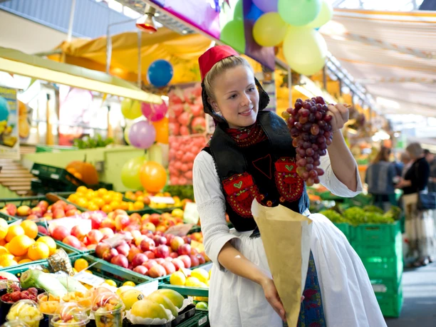 Verkaufstand in der Markthalle in Kassel Eine Verkäuferin preist die Waren an dem Stand in der Markthalle in Kassel an.