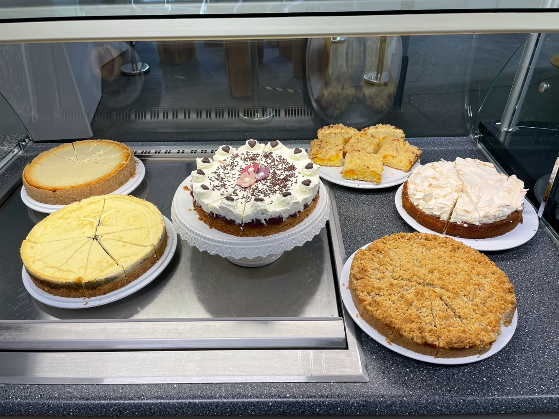 Kuchenauswahl am Tunnelcafé