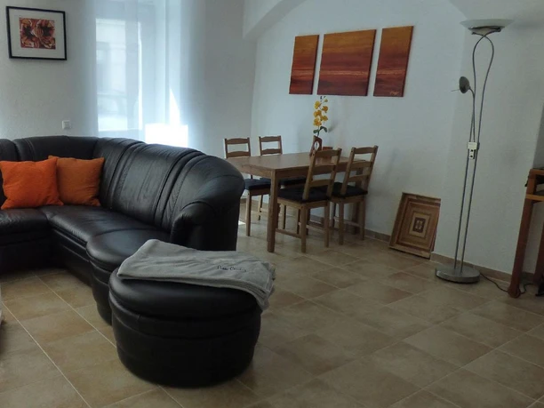 Wohnraum mit Esstisch