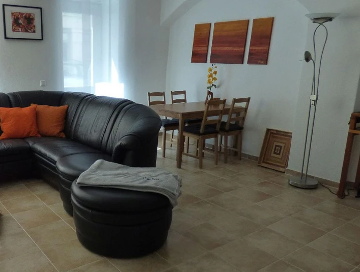 Wohnraum mit Esstisch