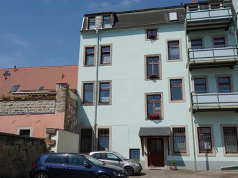 Hausansicht vom Innenhof mit Parkplatz