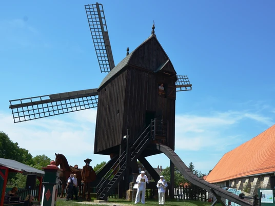 Bockwindmühle am Städtischen Museum Schloss Salder