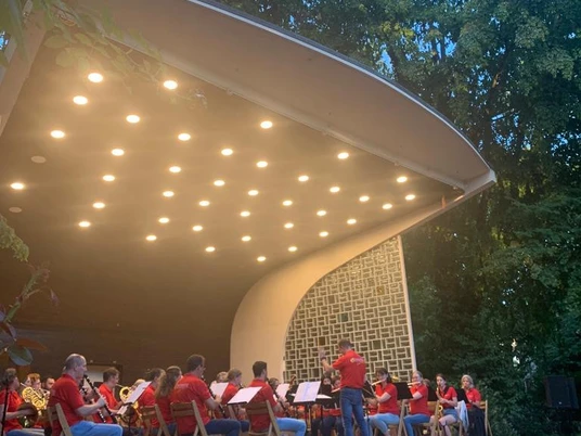 Die Stadtkapelle unterhält die Besucher im alten Stadtgarten
