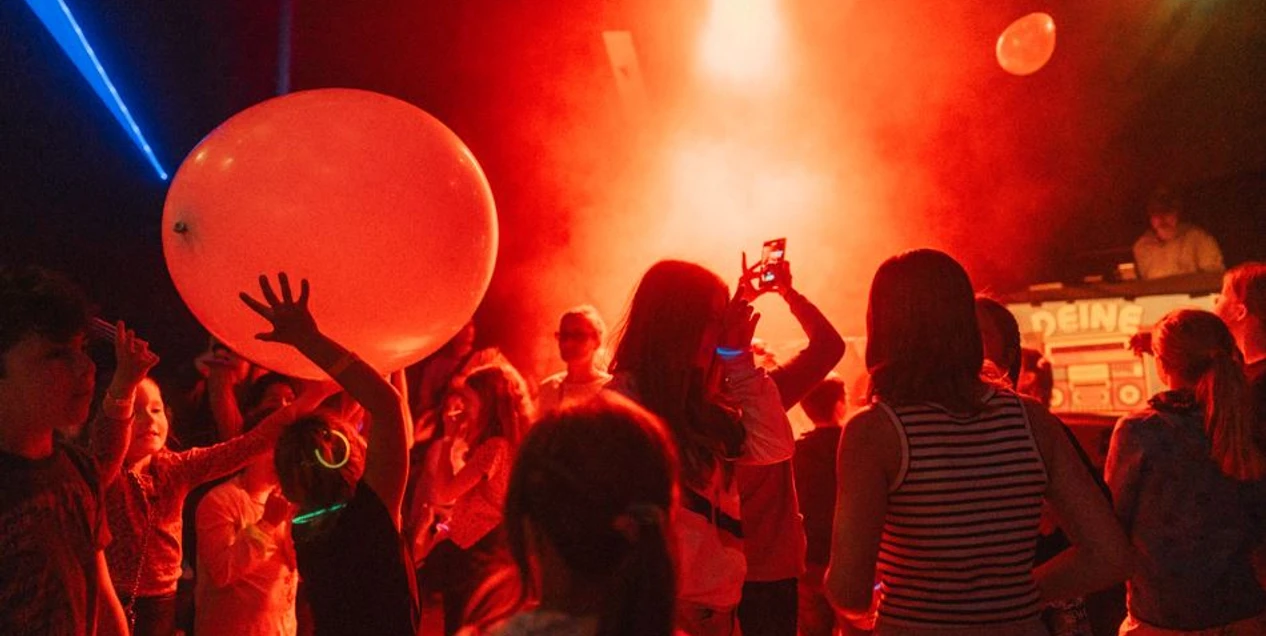 DEINE PARTY Kids_Querformat_Urheber herr.rodemann.jpg