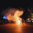 Feuershow der Rasteder Lichternacht.jpg Feuershow in der Nacht mit Funkenregen, umgeben von Zuschauern und bunt beleuchteten Zelten.