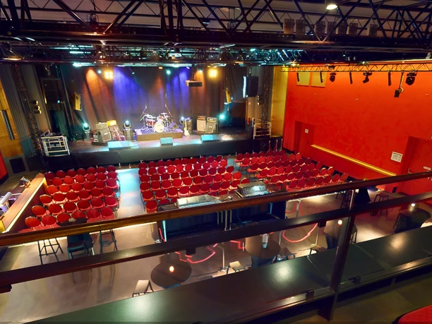 Blick von der Empore auf die Bühne