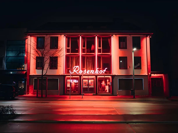 Der Rosenhof am Abend