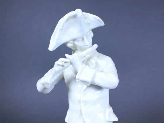 Mi-017-2002-05.JPG Auf dem Bild ist eine Spielfigur die Querflöte spielt abgebildet