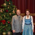 Heilige-Nacht-Ludwig-Thoma-1.jpg Zwei Personen in traditioneller Tracht vor festlich geschmücktem Weihnachtsbaum.