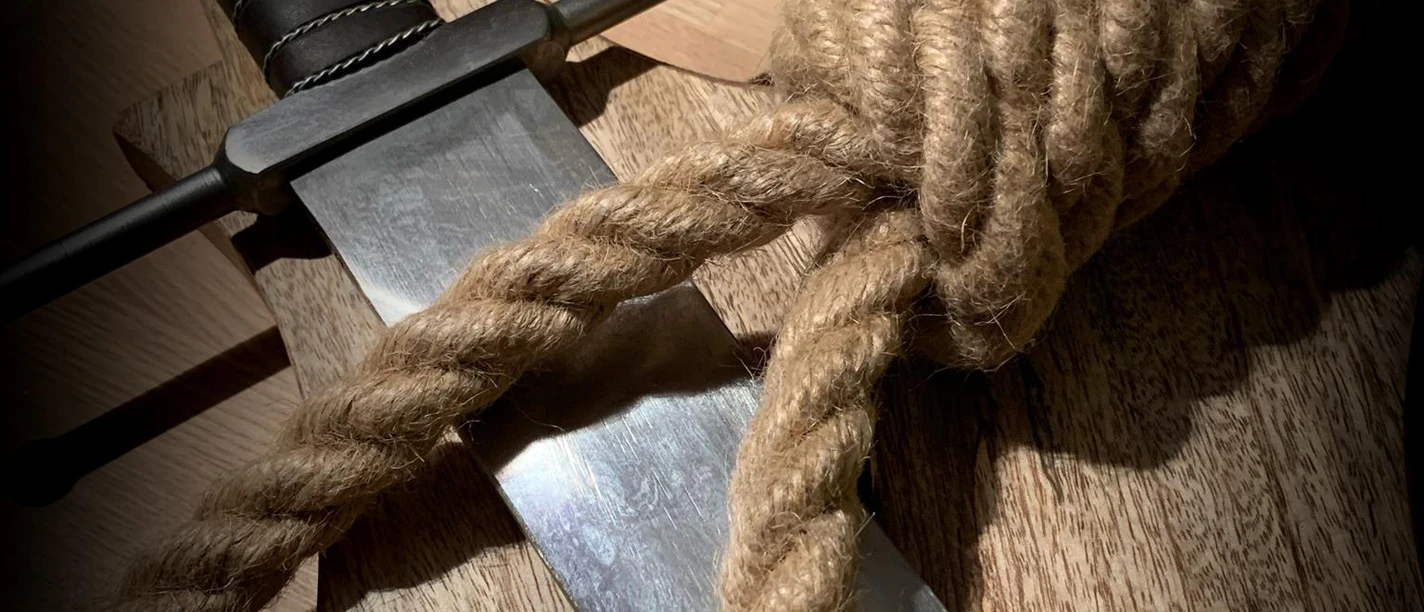 Henker.jpg Auf dem Bild sieht man ein Schwert und ein Seil