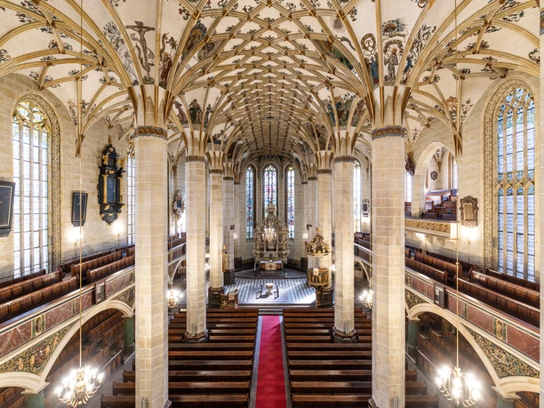 Kirche St. Marien in Pirna Innenansicht der St. Marien Kirche in Pirna mit gotischem Gewölbe und Blick auf den Altar.