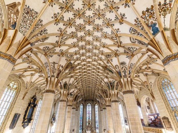 St.Marien_Kirche_Pirna_2025©PhilippHerfort_Photography-23.jpg Gothic church interior with magnificent net vaulting and decorated ceilings, warm earth tones.