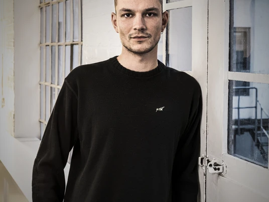 Habekuss_Fritz_© Markus Tedeskino.jpg Ganzkörperbild des Autors Fritz Habekuss