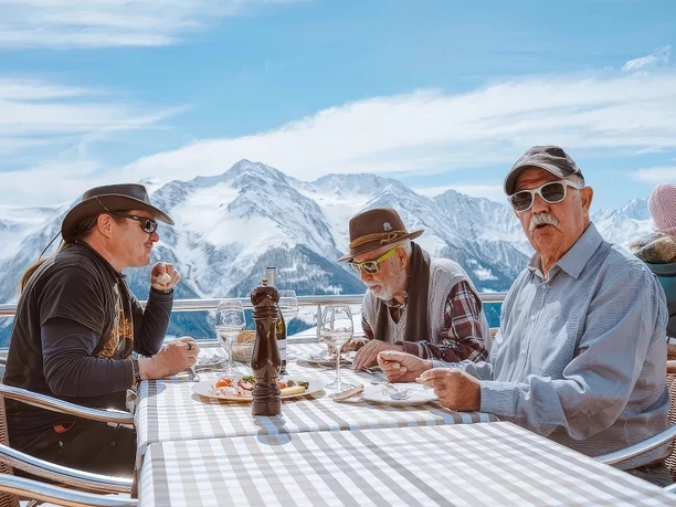 Alpfrieden_Bettmeralp_Restaurant_Terrasse.jpeg