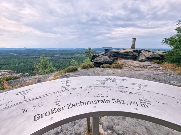 Großer Zschirnstein Aussicht Aussichtspunkt mit Infoplatte und Inschrift "Großer Zschirnstein 561,7 m", Blick auf Landschaft und Steinmonument.