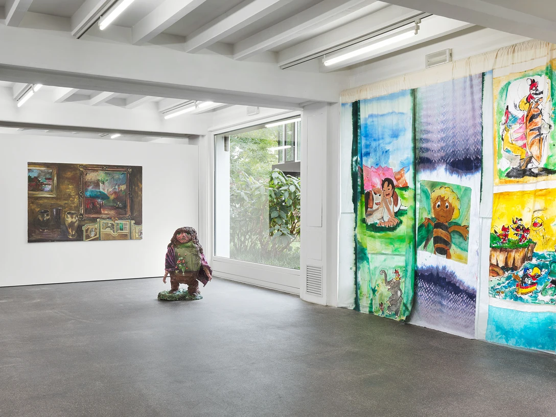 Amelie von Wulffen, installation view Farbige und verspielte Kunstinstallation mit Figur, Gemälde und Naturblick.Colorful and playful art installation with figure, painting and view of nature.