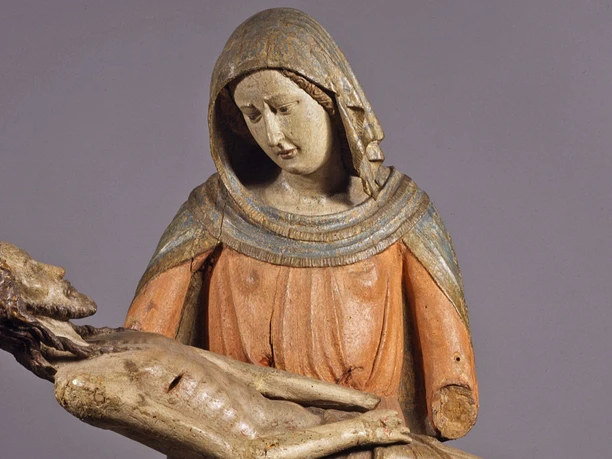 05_Pietà Bodensee Aachen Suermondt-Ludwig-Museum Foto Anne Gold.jpg Holzskulptur der Pietà zeigt Maria, die den toten Christus im Schoß hält.