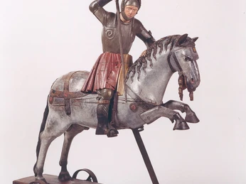 Das Standbild von Georg auf Pferd, gepanzert und mit erhobenem Schwert.