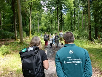 Eine Gruppe vom Naturfreundehaus wandern durch den Wald