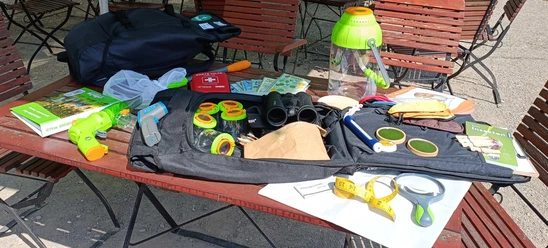 NFH Teutoburg NahTour-Rucksack c NaturFreunde NRW.jpg Inhalt des NahTour Rucksacks auf einem Tisch ausgebreitet