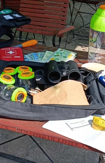 NFH Teutoburg NahTour-Rucksack c NaturFreunde NRW.jpg Inhalt des NahTour Rucksacks auf einem Tisch ausgebreitet