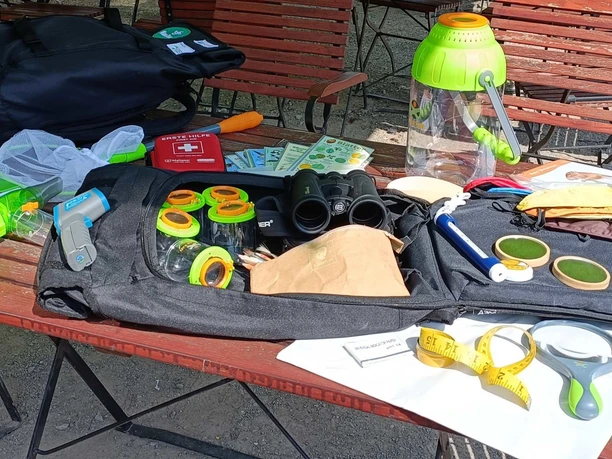 NFH Teutoburg NahTour-Rucksack c NaturFreunde NRW.jpg Inhalt des NahTour Rucksacks auf einem Tisch ausgebreitet