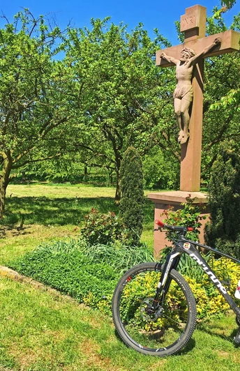 Rastplätzchen mit Kreuz bei Stadelhofen