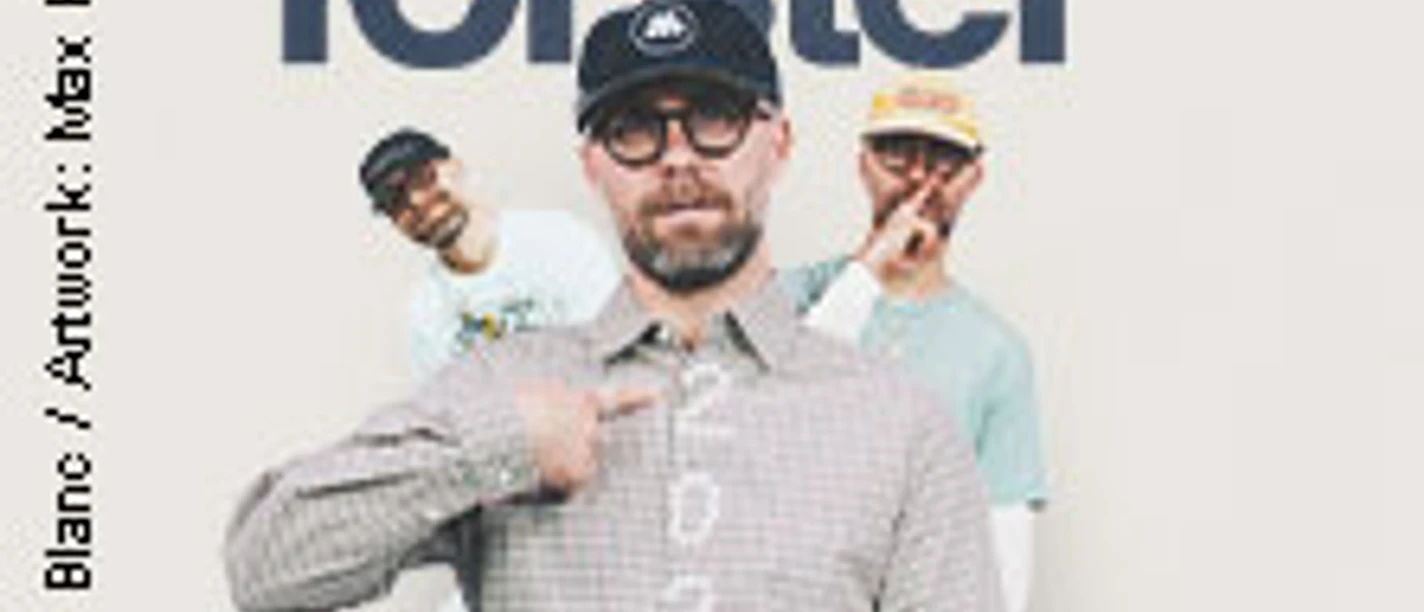 Mark Forster in lässigem Look vor dem Schriftzug seiner Sommertour 2026.