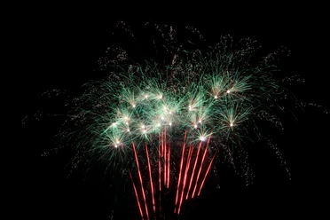 Höhenfeuerwerk in Augustfehn Auf dem Foto ist ein Feuerwerk in verschiedenen Farben zu sehen