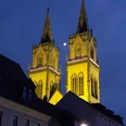 Oschatzer Weihnachtsmarkt - Weihnachten in der Region Leipzig Das Bild zeigt die abendliche Silhouette der imposanten, beleuchteten Türme der Oschatzer Kirche.