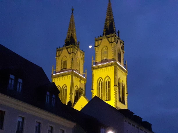 Oschatzer Weihnachtsmarkt - Weihnachten in der Region Leipzig Das Bild zeigt die abendliche Silhouette der imposanten, beleuchteten Türme der Oschatzer Kirche.