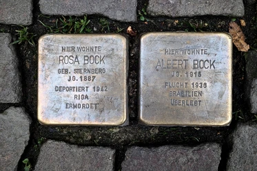 Stolpersteine Holzgasse Siegburg Rosa und Albert Bock erinnern an NS-Verbrechen. Stolpersteine für Deportierte und Überlebende.